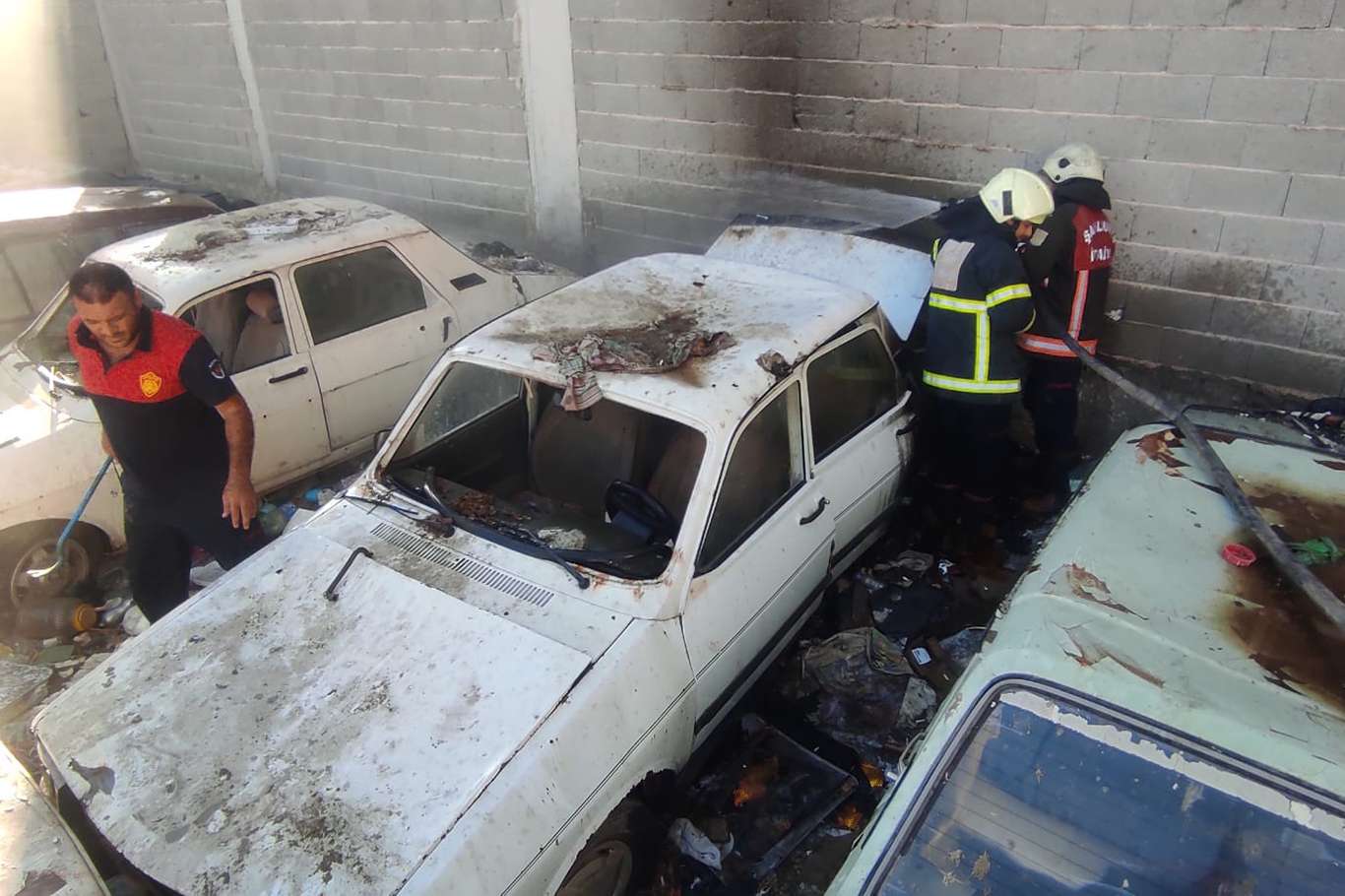 Yediemin otoparkında çıkan yangında 3 araç zarar gördü Yediemin otoparkında çıkan yangında 3 araç zarar gördü
